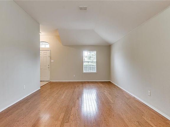 5th image of 301 Trenton Dr
