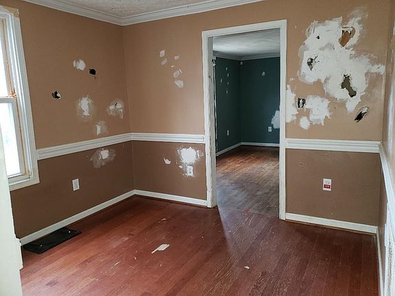 3rd image of 1506 22nd St NE