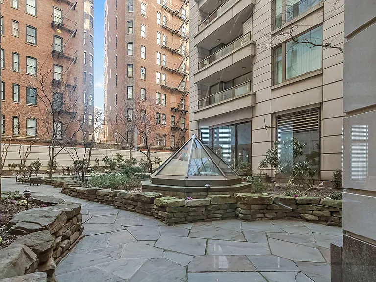 240 Riverside Blvd #1 — Photo 30