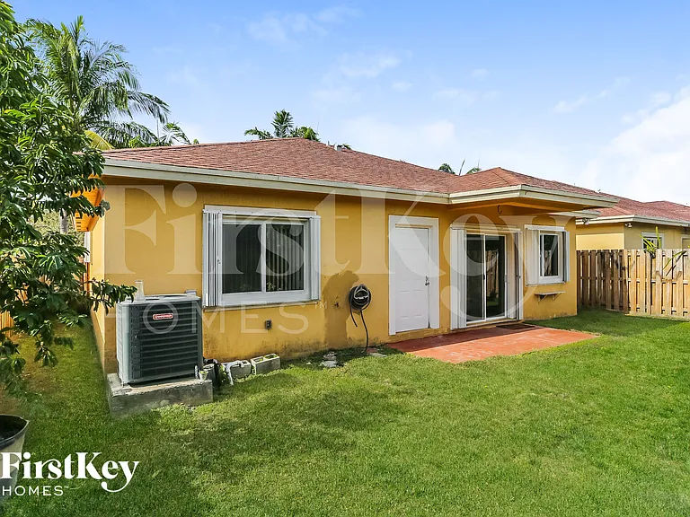 213 SW 15th Pl — Photo 14