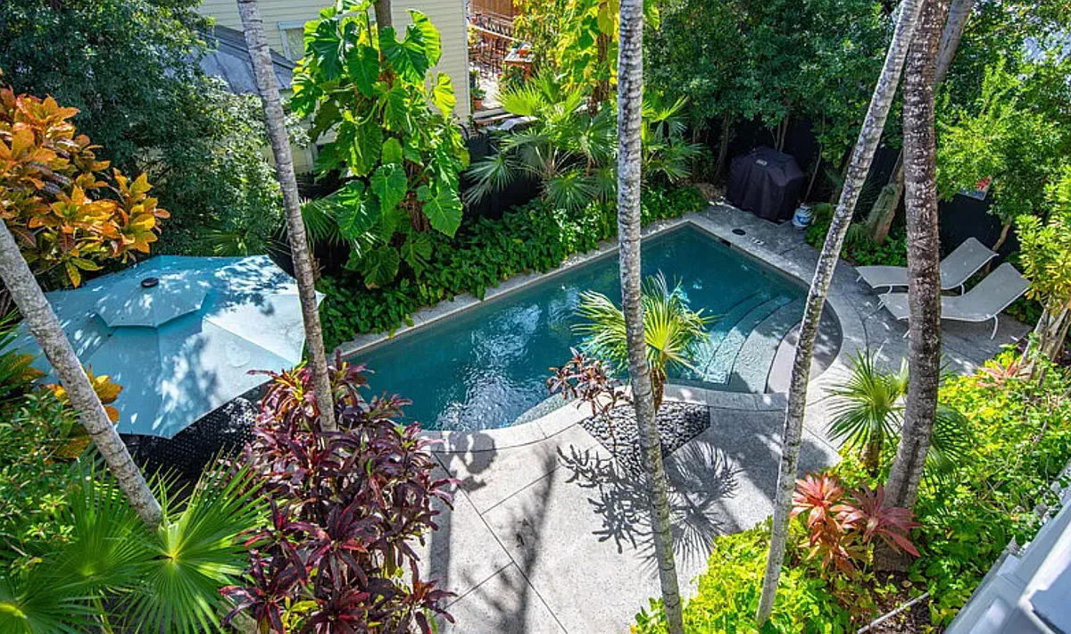 Shared Heated Pool - 120 Angela St #3