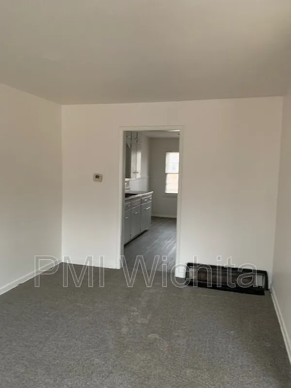 2 bed, 1.0 bath, 727 sqft, $750 — Photo 2