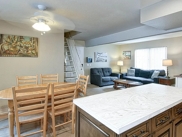 414 E Oceanfront — Photo 8