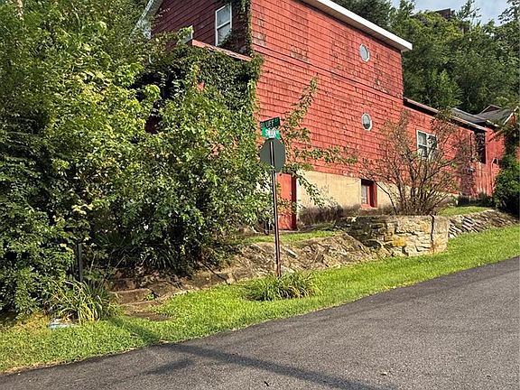 2nd image of 909 Bluff St