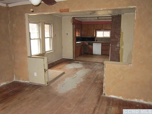 2nd image of 51 Roosevelt Ave