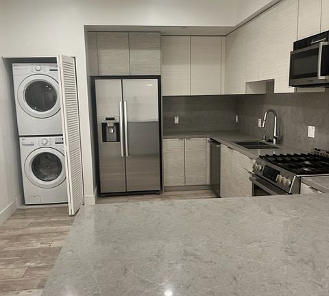 5th image of 1946 Overland Ave #300