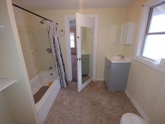 3rd image of 770 S Richardson Ave
