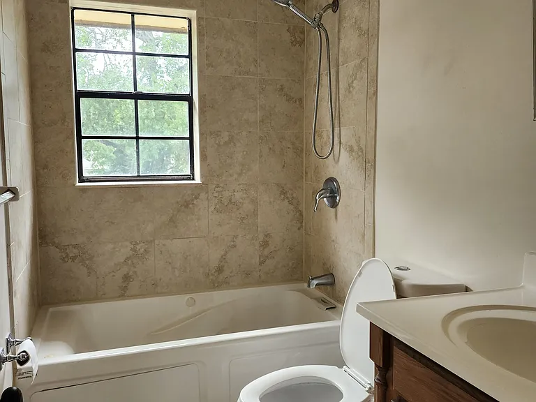 665 SW 4th Ave — Photo 9
