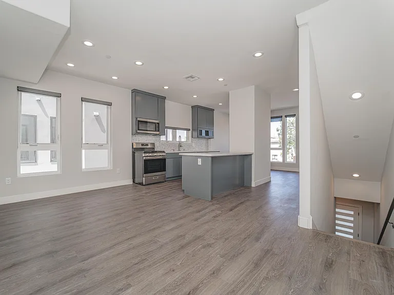 4526 1/2 Saint Charles Pl — Photo 21