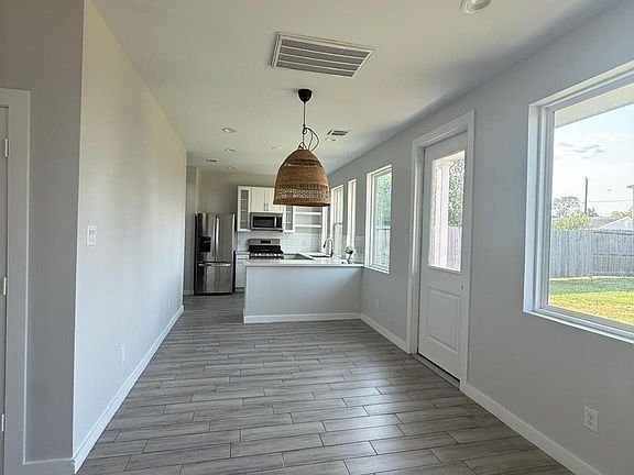 3rd image of 4923 Higgins St