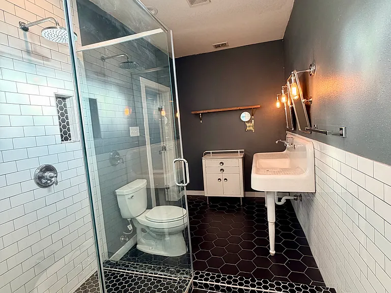 419 W Lullwood Ave — Photo 10