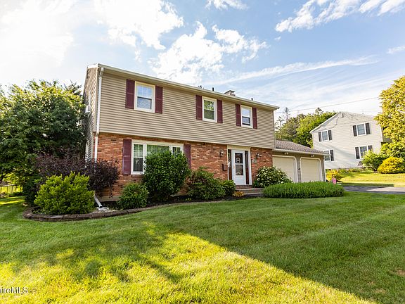 5th image of 70 Rockland Dr