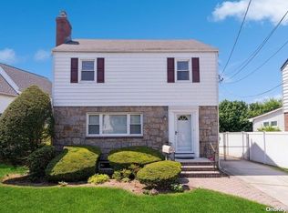 15 Waverly Ave, East Rockaway, NY 11518