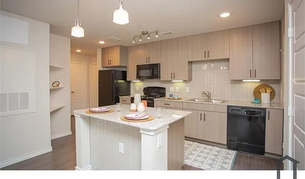 1717 W Irving Blvd — Photo 3