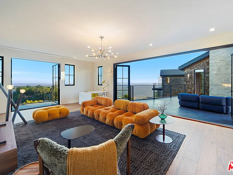 2020 Cyprean Dr — Photo 44