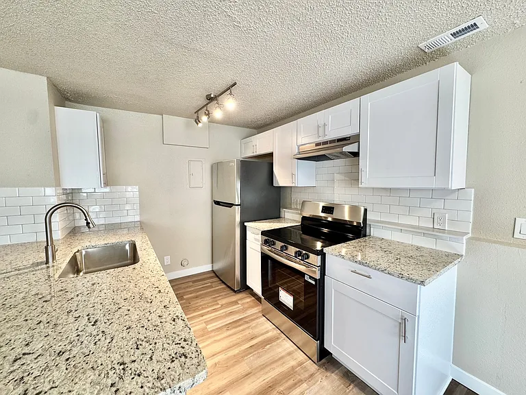 351 Gahart Dr #D — Photo 3