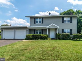 160 Twin Oak Dr, Levittown, PA 19056