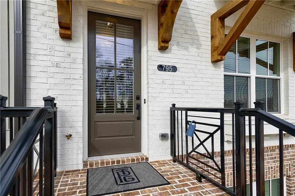3 bed, 3.5 bath, 2249 sqft, $3,100 — Photo 2