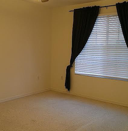 5th image of 819 Villa Cir