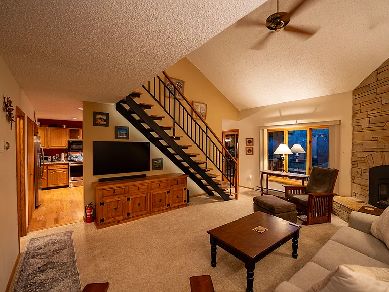 96 Hawn Dr — Photo 3