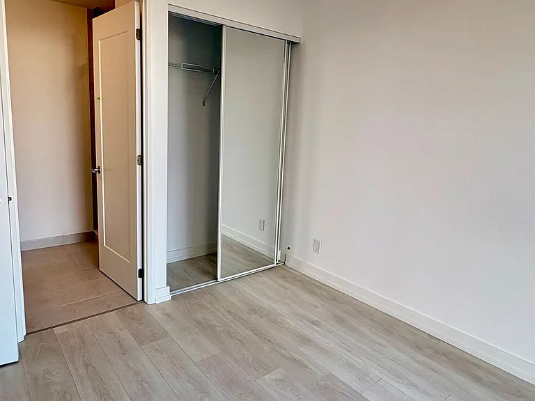 75 James St S #727 — Photo 11