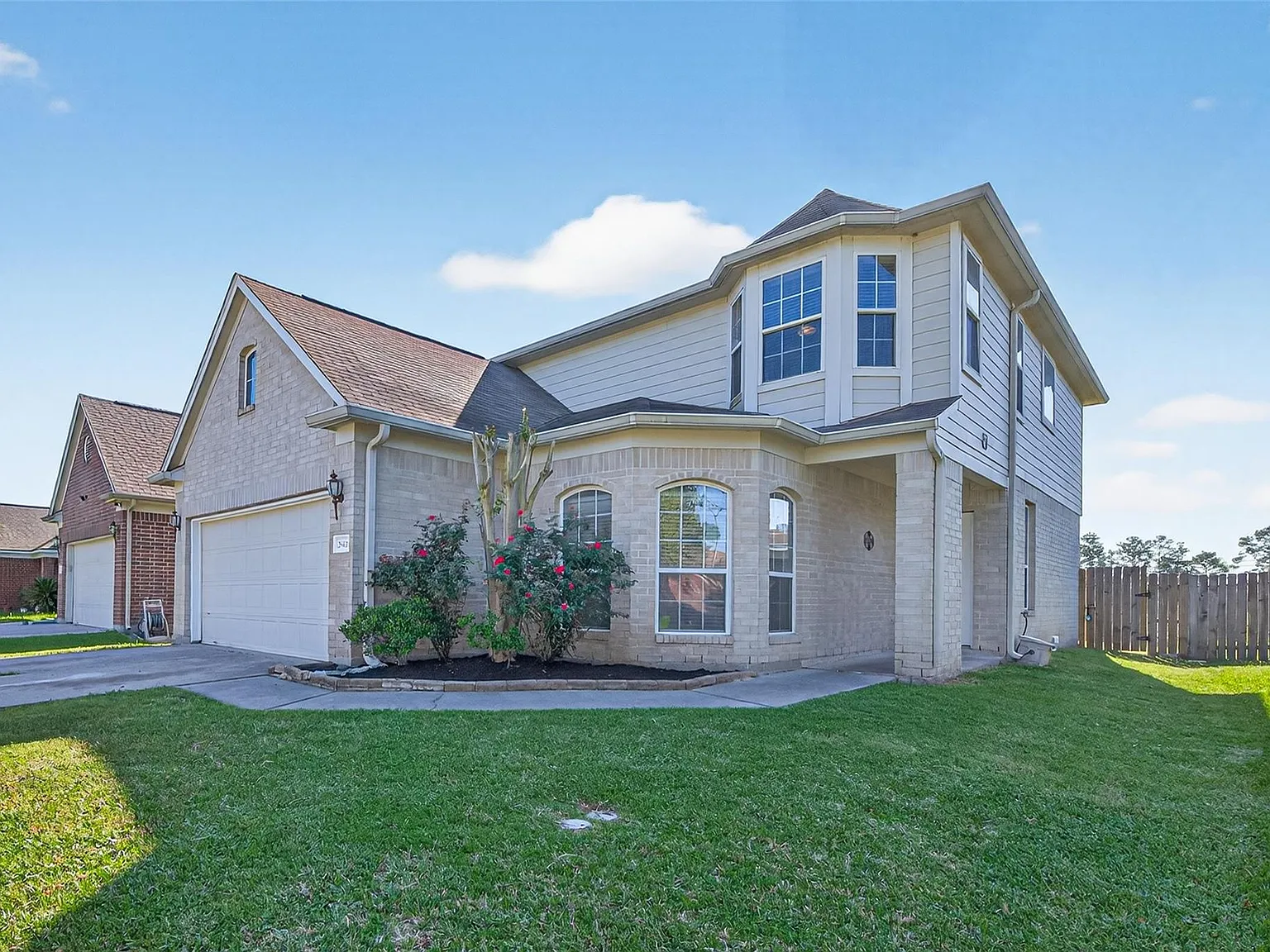 4 bed, 3.0 bath, 2361 sqft, $2,400 — Photo 3
