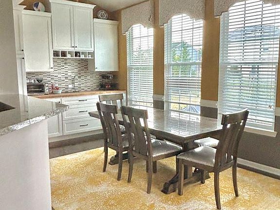 4th image of 9450 Woodbine Way