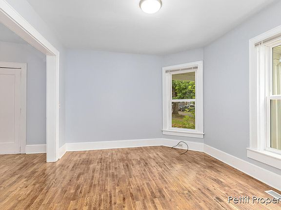 4th image of 558 Fremont Ave NW