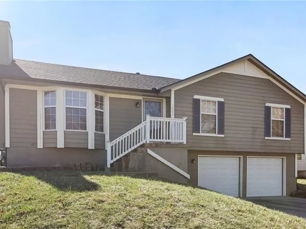 1805 Cheyenne Ct, Greenwood, MO 64034