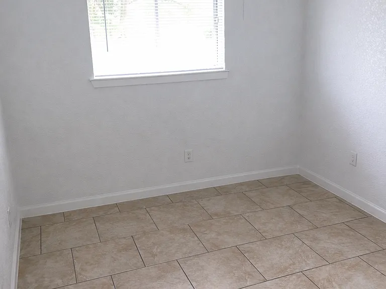 1/2 Bedroom Apartment: Kitchen