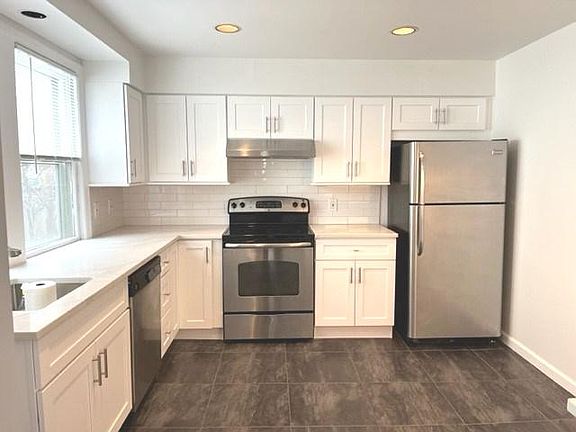 Eat-in Kitchen w/Brand New Stainless Steel Appliances