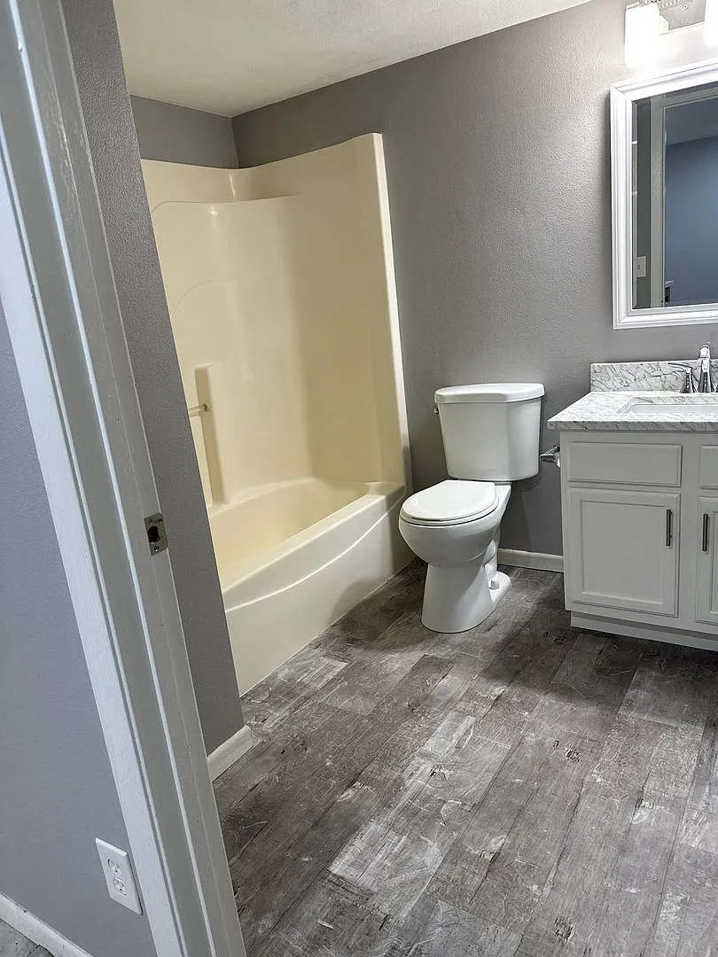921 Minns Dr — Photo 3
