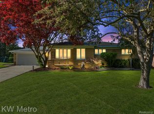 2140 Avoncrest Dr, Rochester Hills, MI 48309