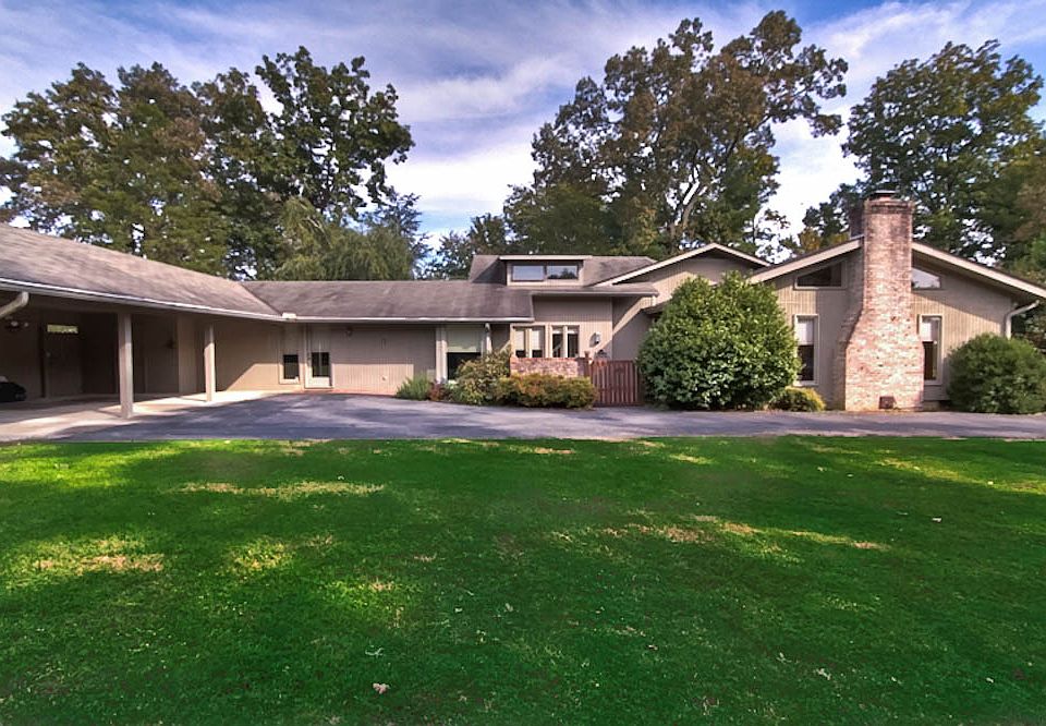 1st image of 112 Oakwood Ter