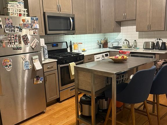2nd image of 1121 N Winchester Ave #2