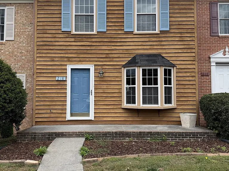 218 Tudor Dr — Photo 1