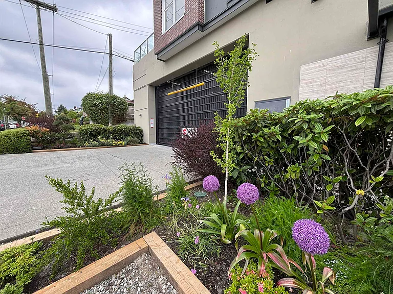 388 Kootenay St N #X10 — Photo 8