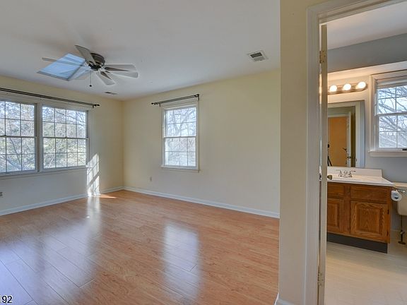 5th image of 220 Alexandria Way