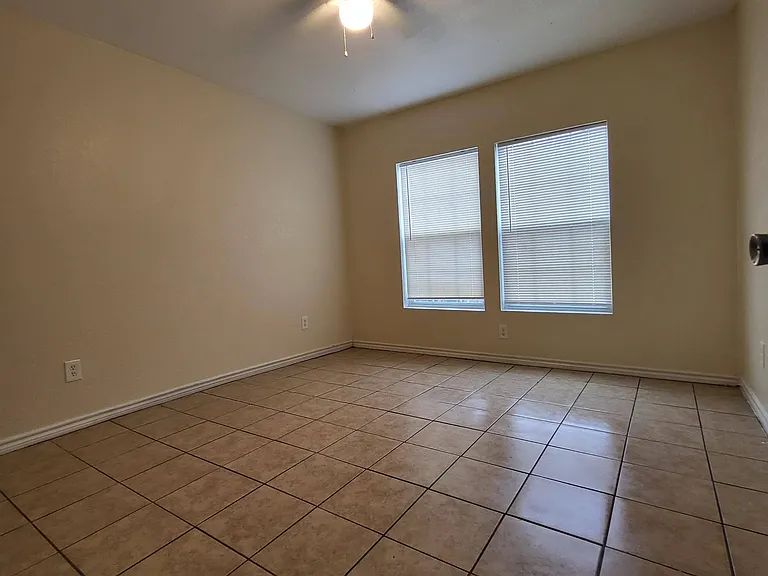 1613 Walton Walker Dr #B — Photo 7