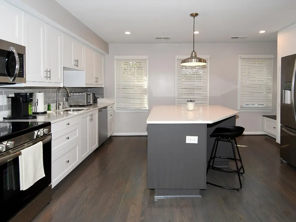 1/2 Macarthur Blvd NW