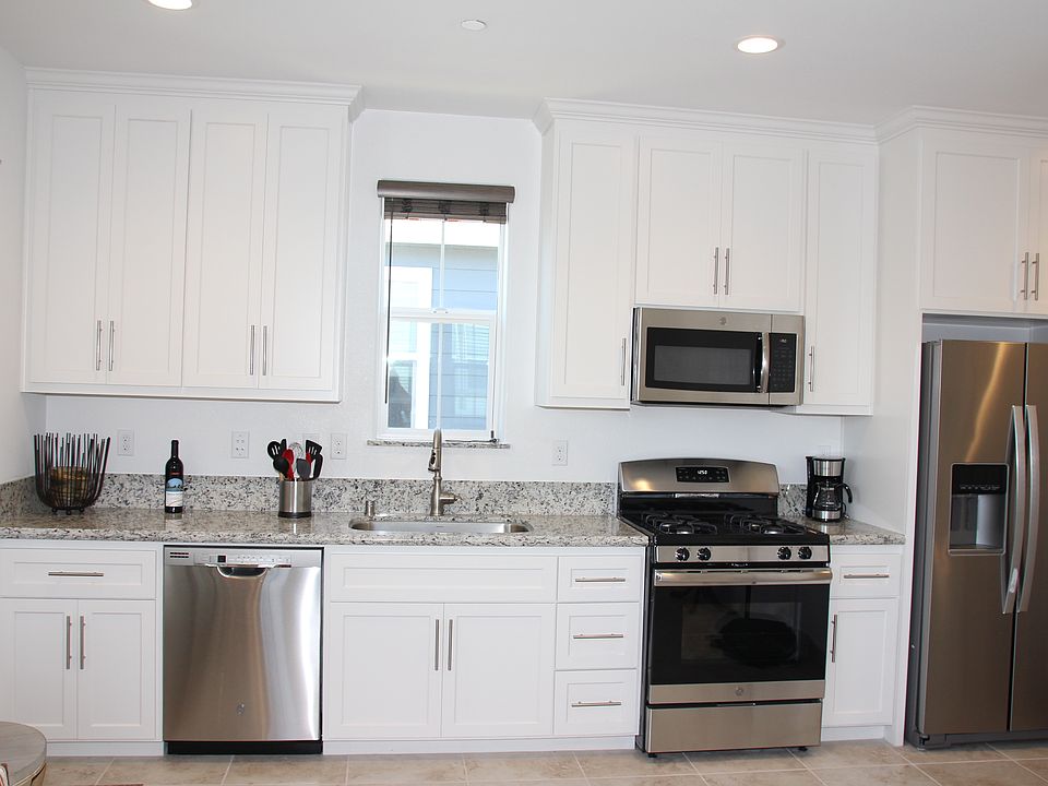 full size kitchen with beautiful granite counters, stainless steel appliances