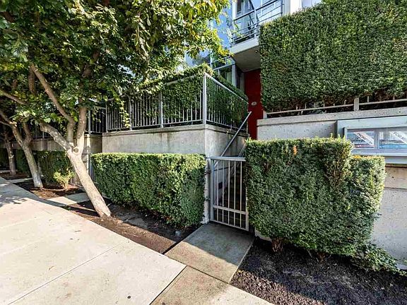 2nd image of 121 Georgia St W