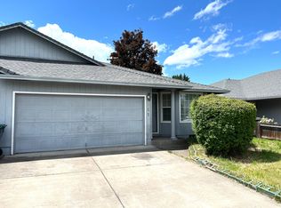 561 Countryside Dr, Central Pt, OR 97502