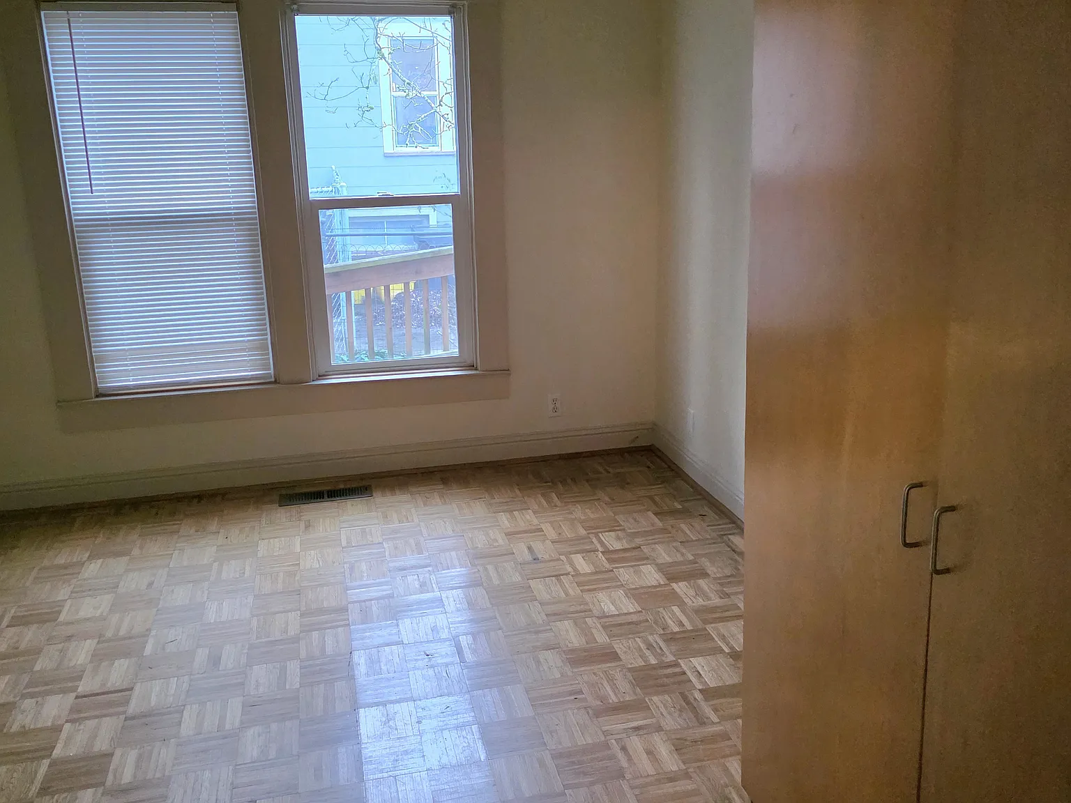 11 bed, 4721 sqft, $600 — Photo 2