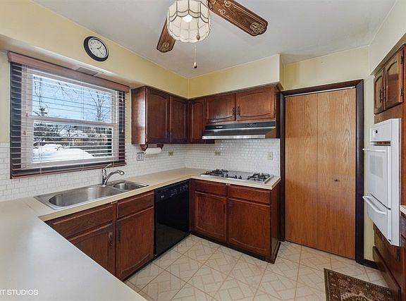 3rd image of 2104 E Crabtree Dr