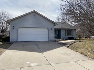 400 E Glenbrook Dr, Pulaski, WI 54162