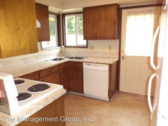 3rd image of 513 NE 106th Ave