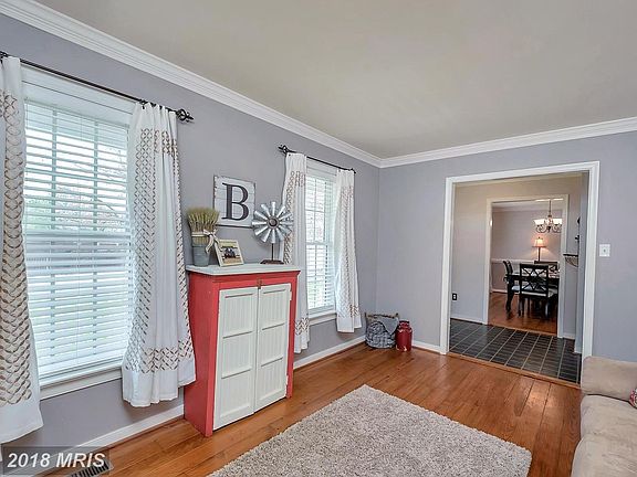 Living Room w/ crown molding