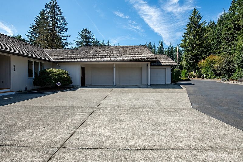4th image of 721 Fairway Drive