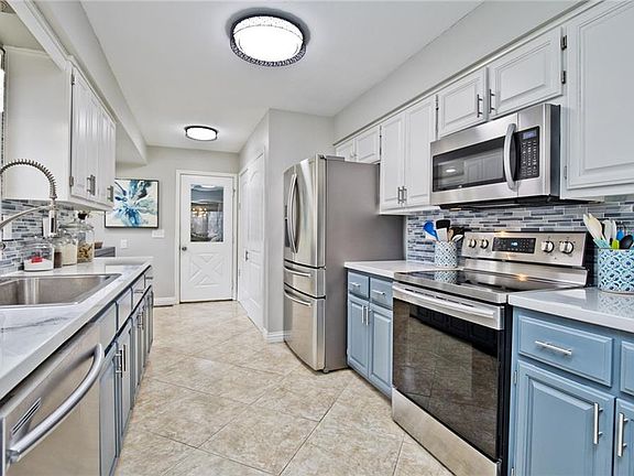 4th image of 6 Carroll Dr